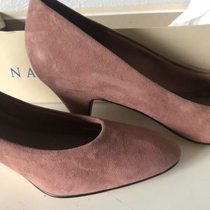 Naturalizer Sz 8.5 AA Suede 2” Heel